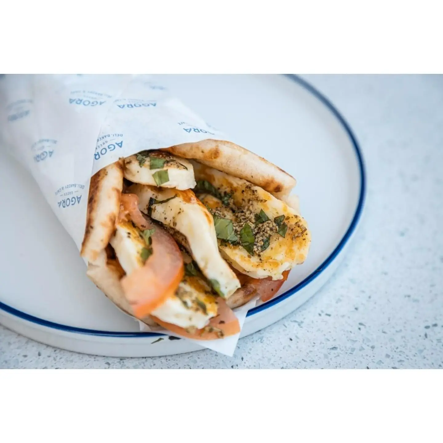 راب خبز البيتا بالحلومي والنعناع والطماطم