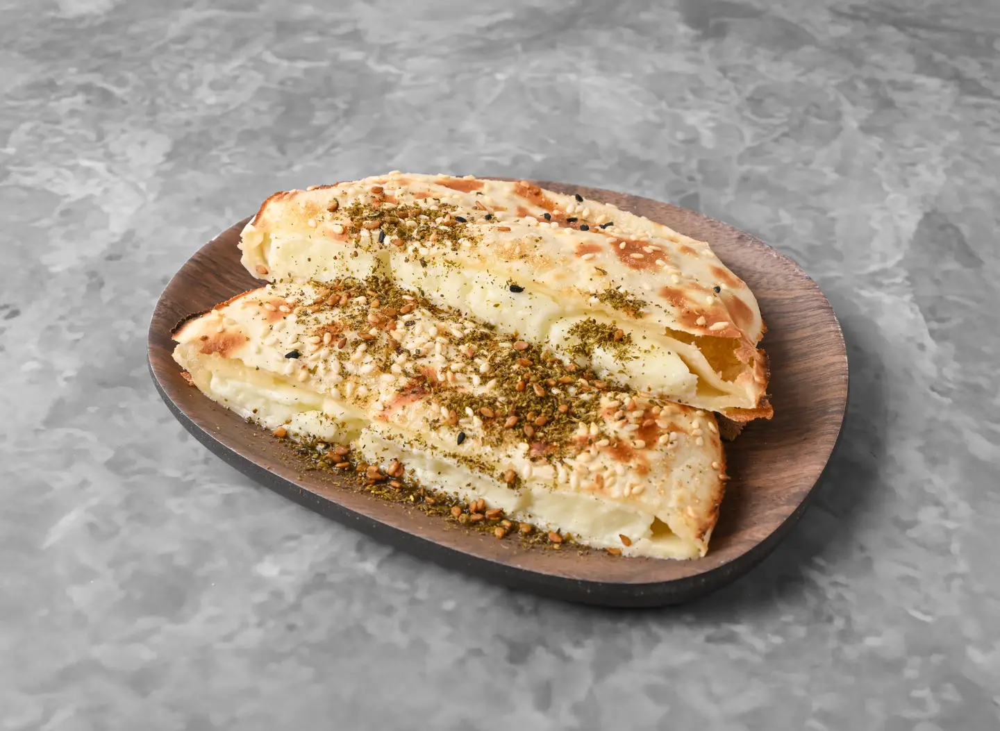 فطيرة جبن حلوم مع الزعتر
