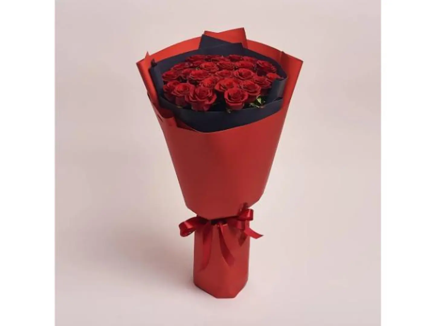 باقة من 25 وردة حمراء تغليف احمر واسود