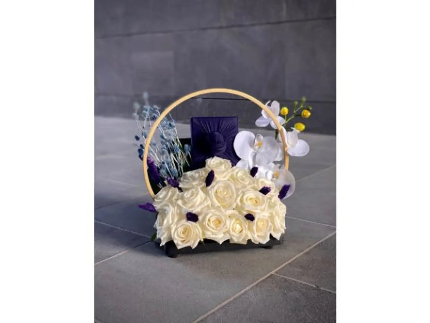 ستاند هدايا مع ورد