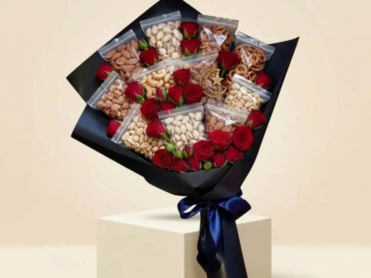 باقة مكسرات مع ورد