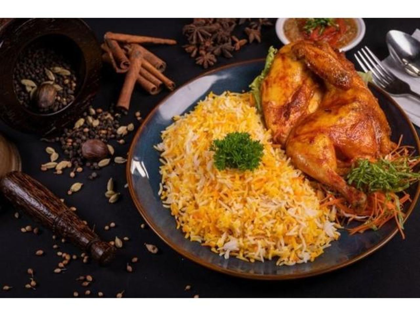 حبة دجاج كاملة حنيذ مع الأرز