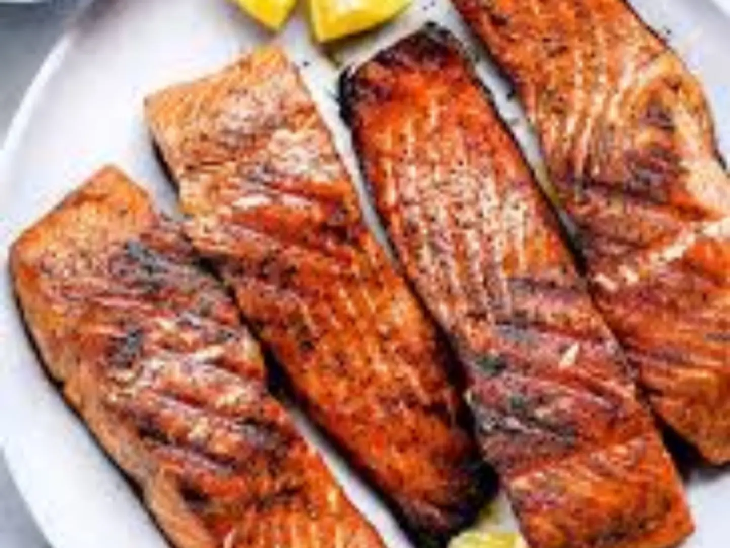 سمك سلمون مشوى - نص كيلو