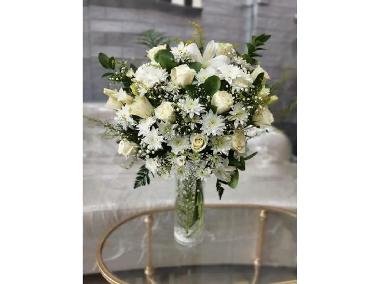 فازه مع ورد ابيض مشكل