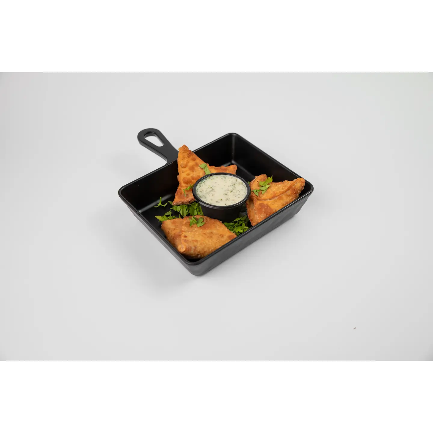 صحن سمبوسة بنجابي بالأجبان المشكلة