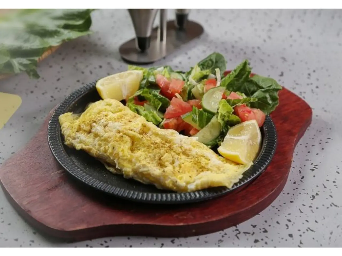 بيض اومليت مع سلطة خضراء
