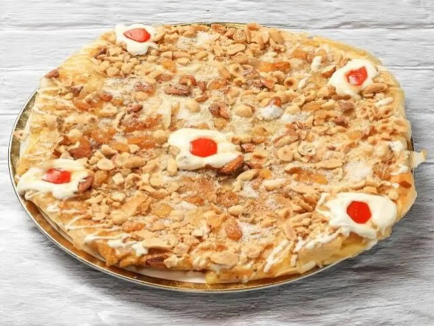 فطيره كريمه وقشطه ومكسرات وسط