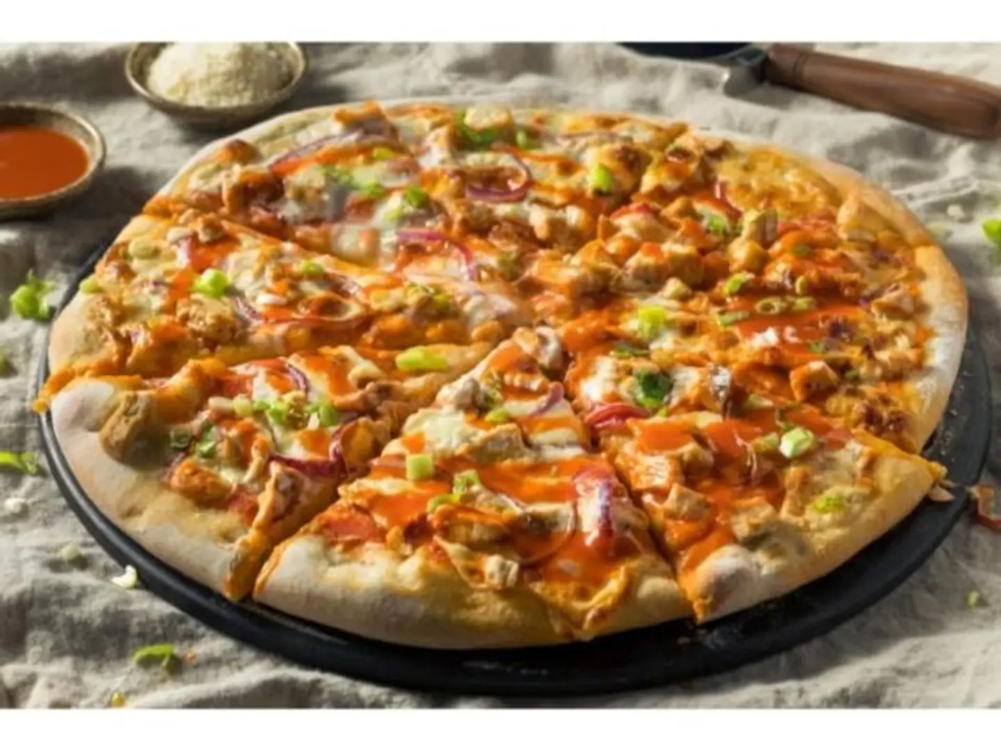 Medium Dynamite Chicken Pizza
