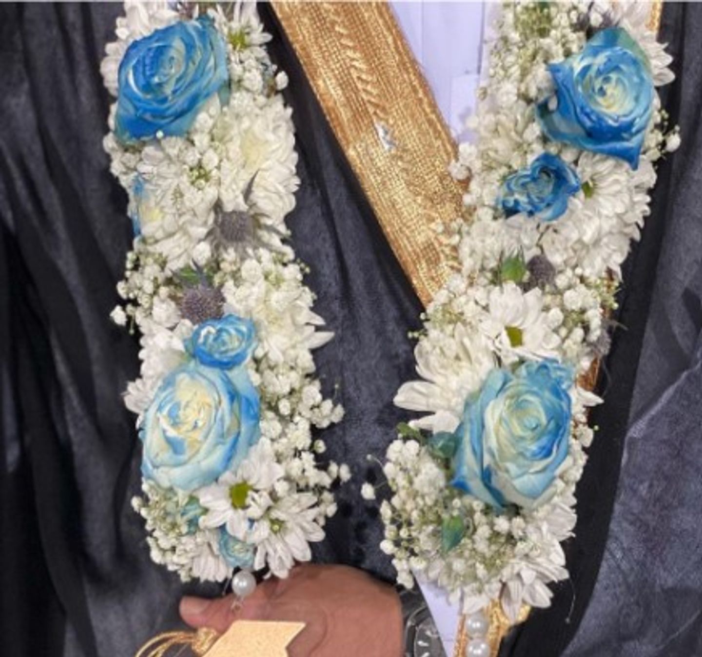 عقد ورد طبيعي ابيض و ازرق
