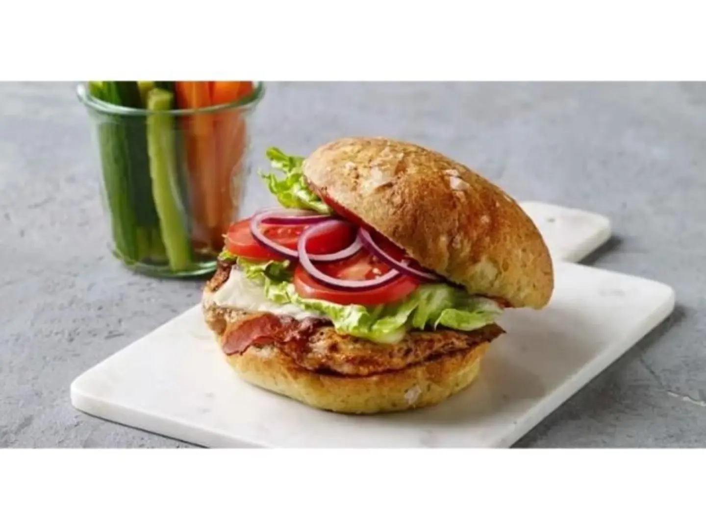 برجر دجاج على الفحم