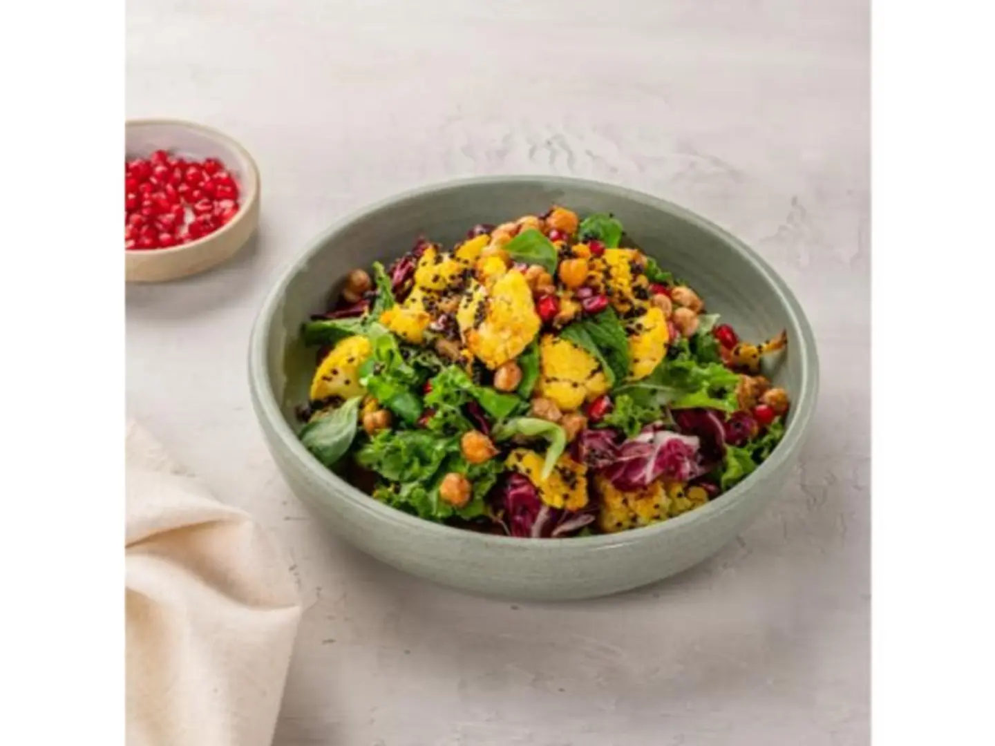 زهرة مشوية متبلة وحمص مقرمش