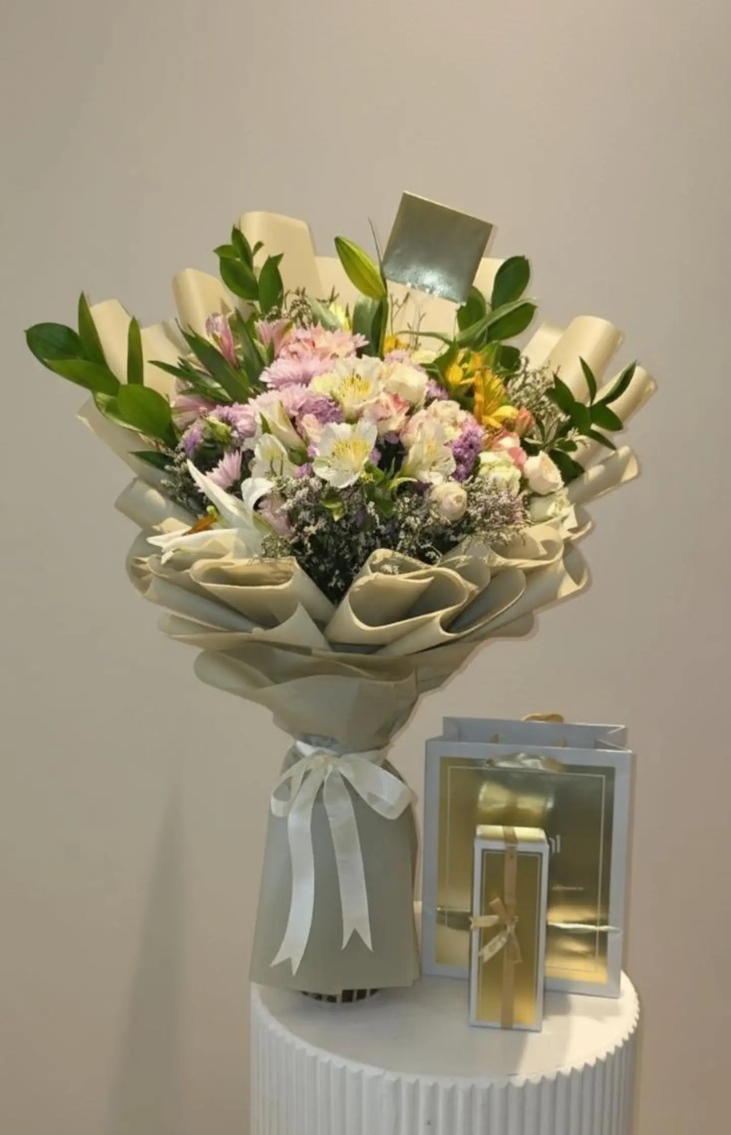 بوكيه الورد مع شوكلت بستاني