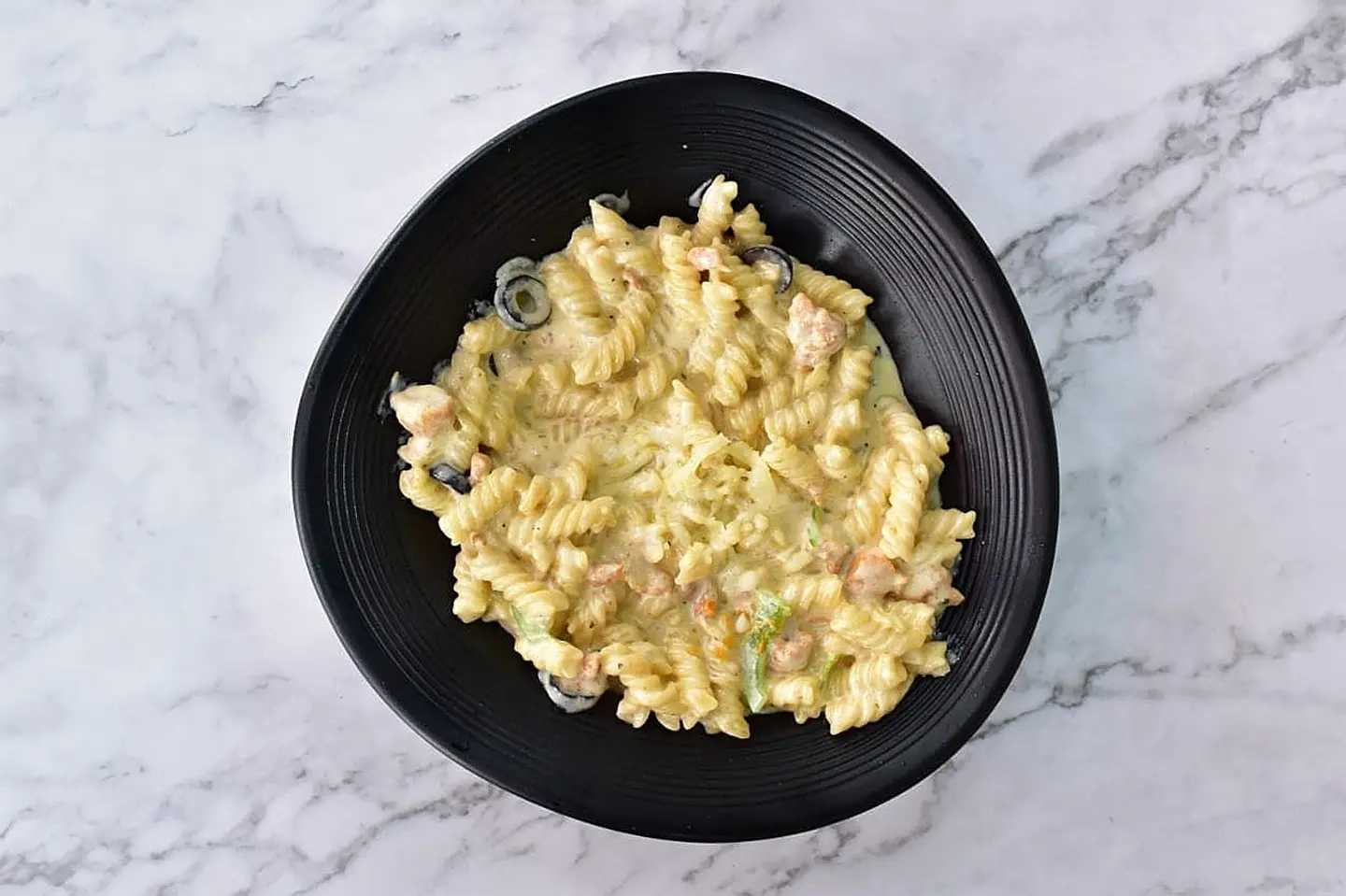 باستا حلزوني مع قطع الدجاج بالصوص الأبيض