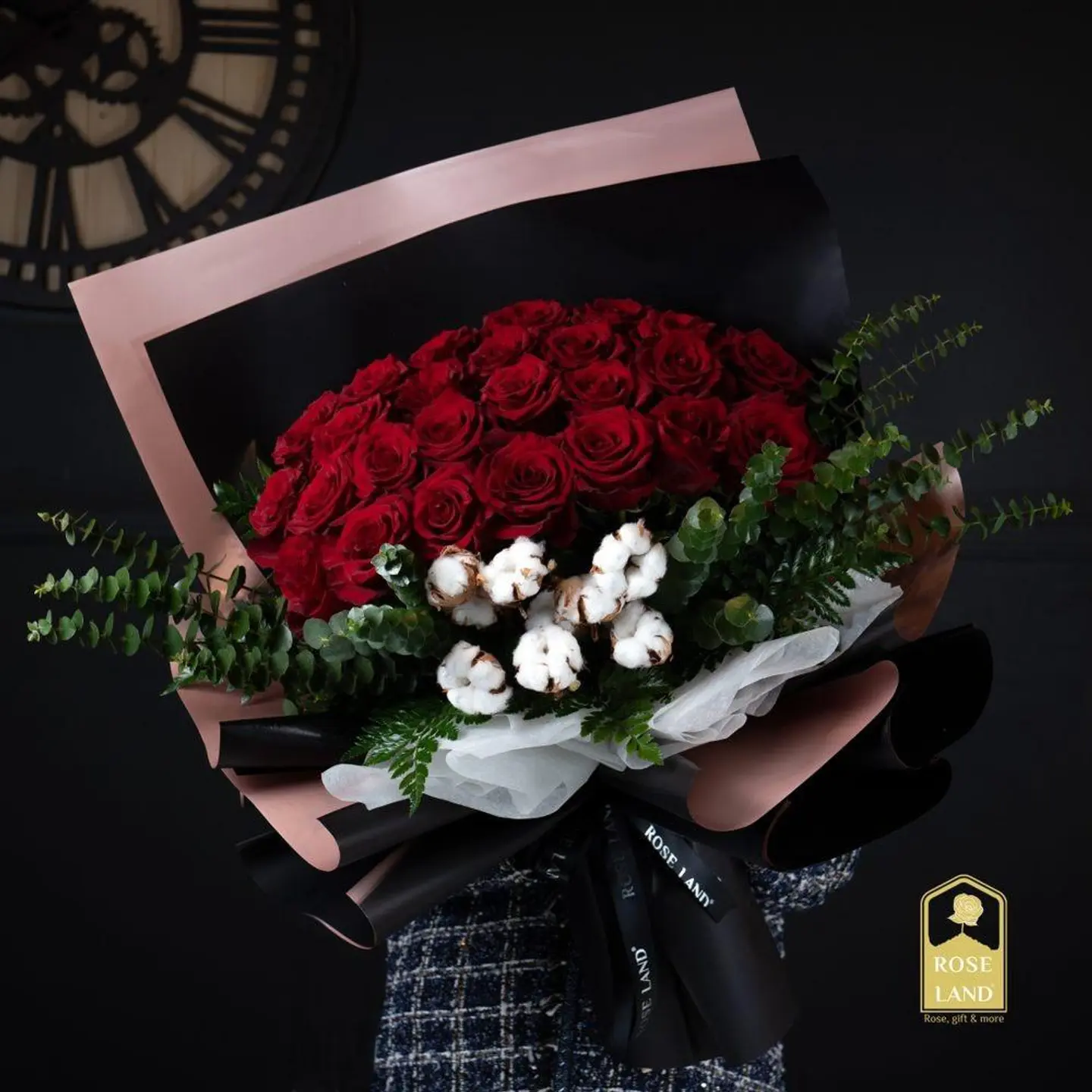 باقة ورد أحمر مع قطن واكسسوارات