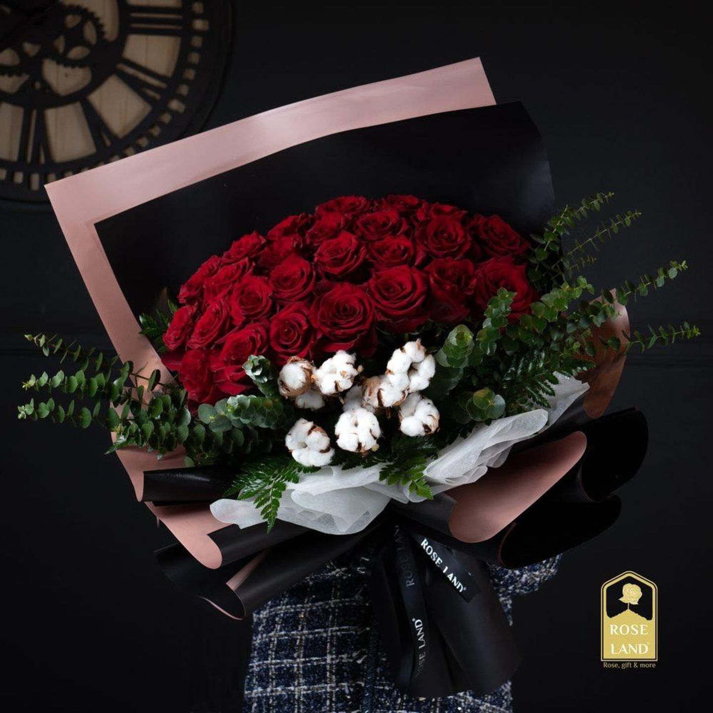 باقة ورد أحمر مع قطن واكسسوارات