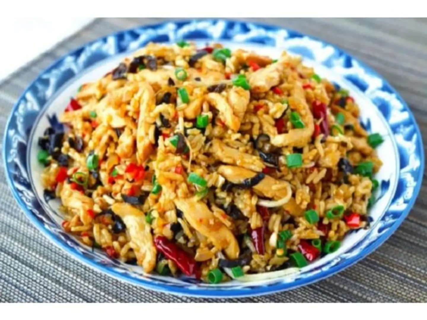 أرز مقلي مختلط بالثوم والفلفل