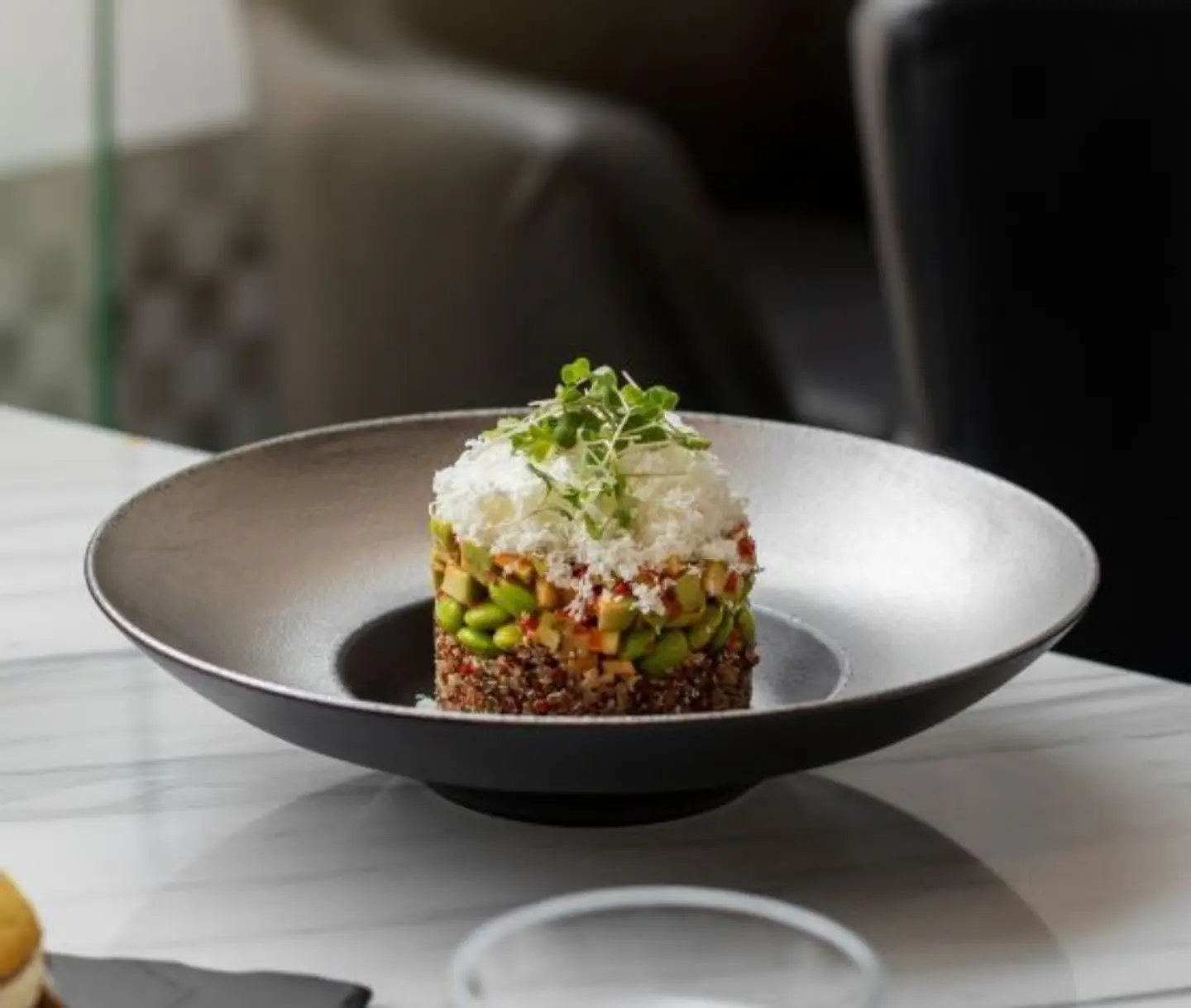 سلطة الكينوا وجبن الفيتا