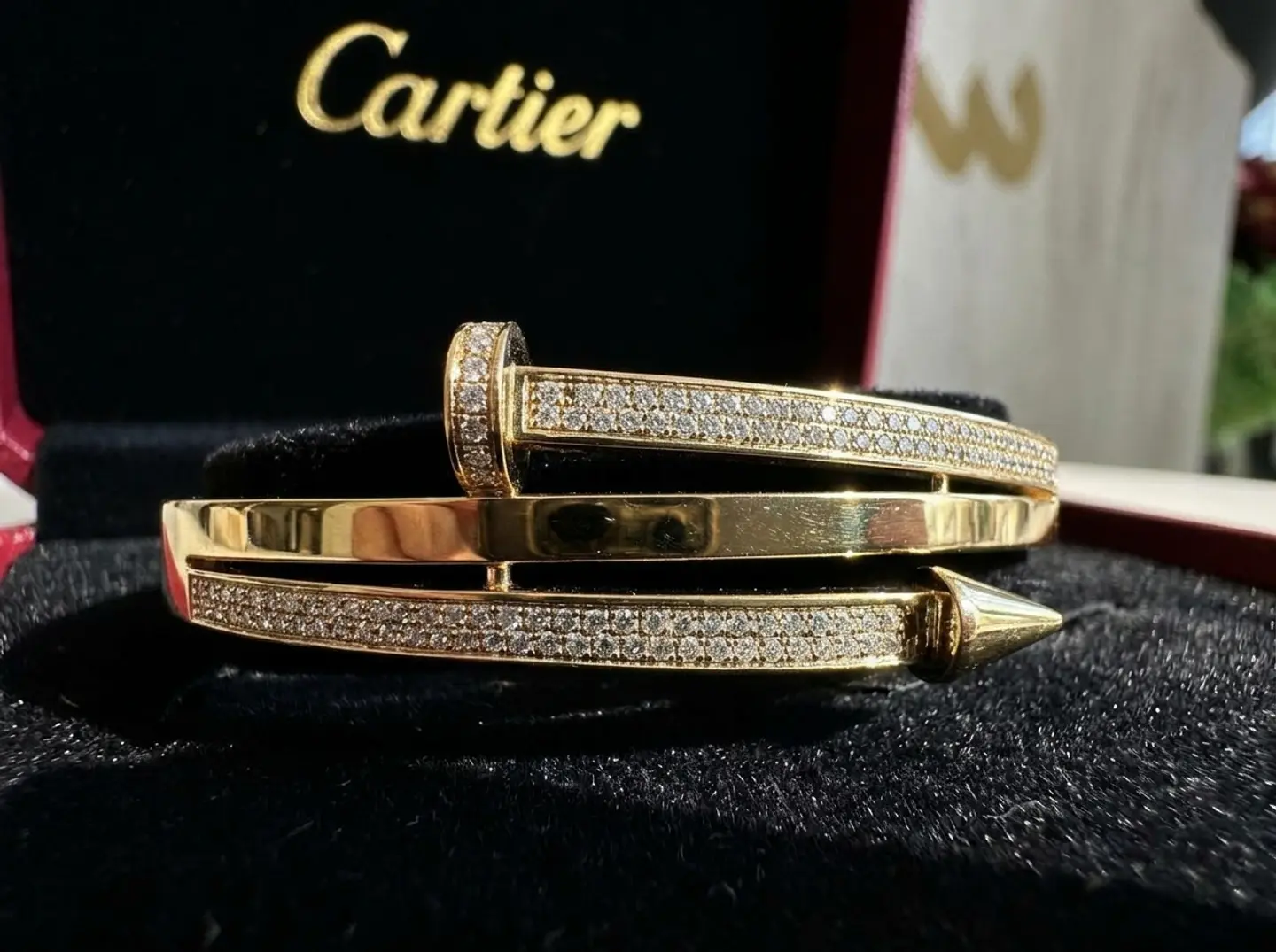 سوار "التفاف الذهب" الماسي.