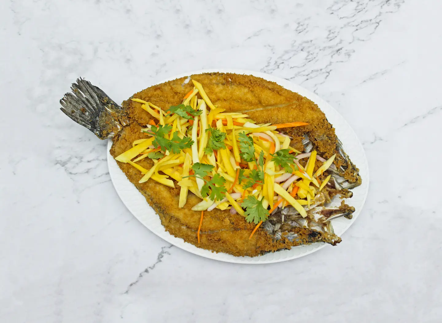 سمك بالزبدة وسلطة مانجو مع أرز