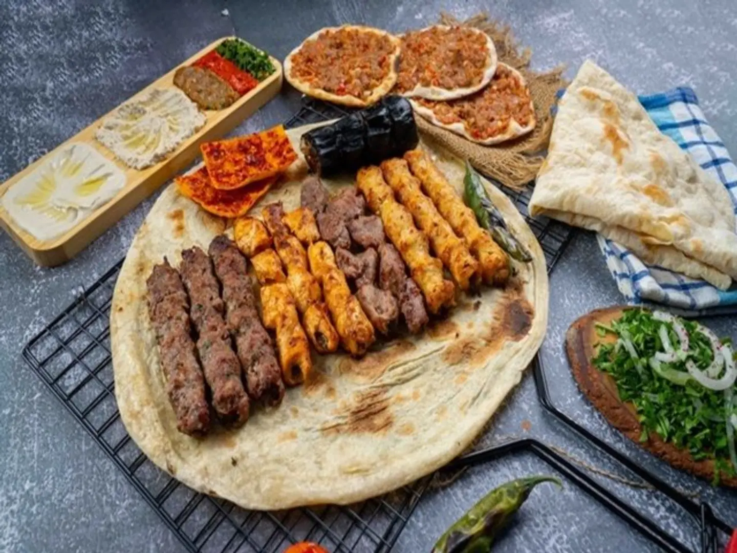 مشاوي مشكل مع مجرمشه وصحن مقبلات