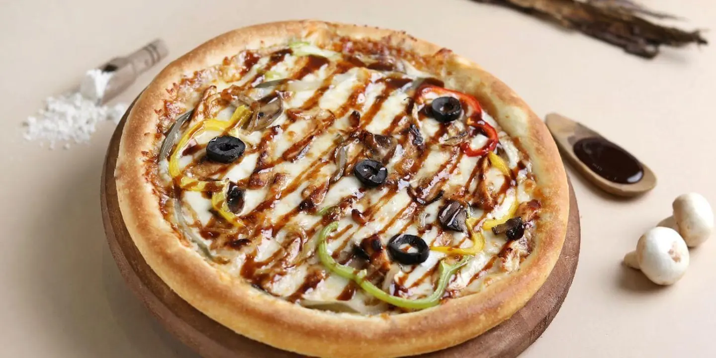 بيتزا دجاج الباربيكيو