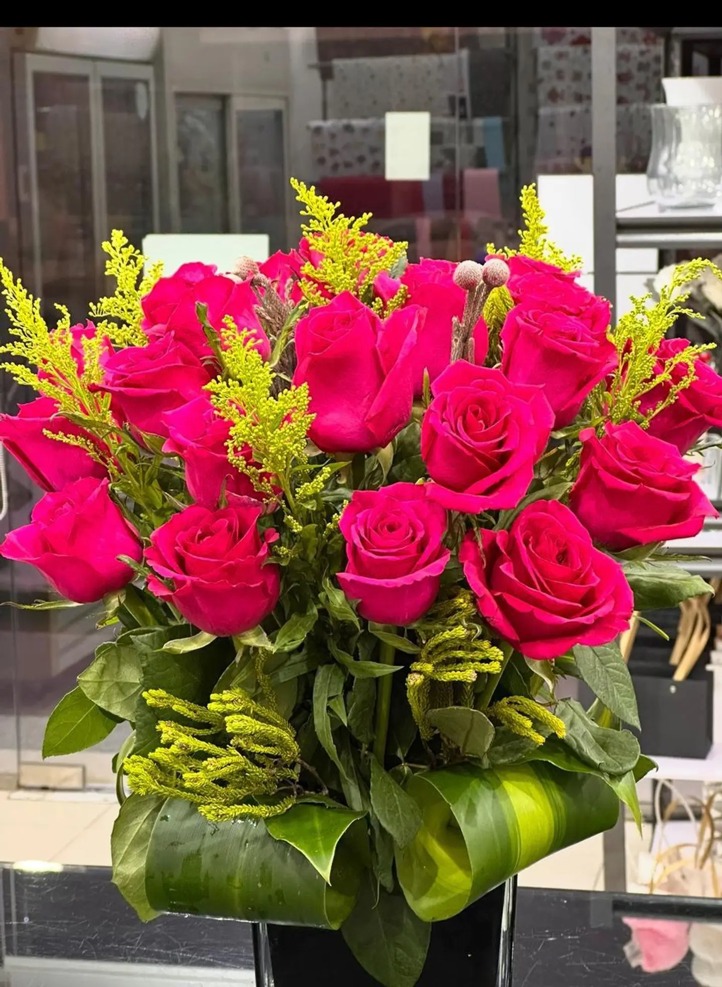 مزهرية ورود فوشيا