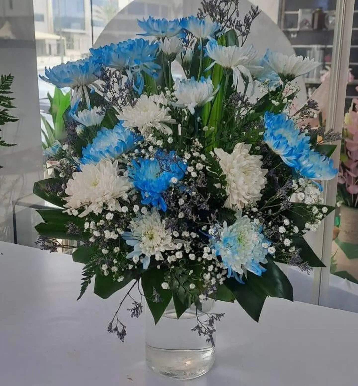 تصميم الألوان الجريئة بزجاج القواعد الكريستالي