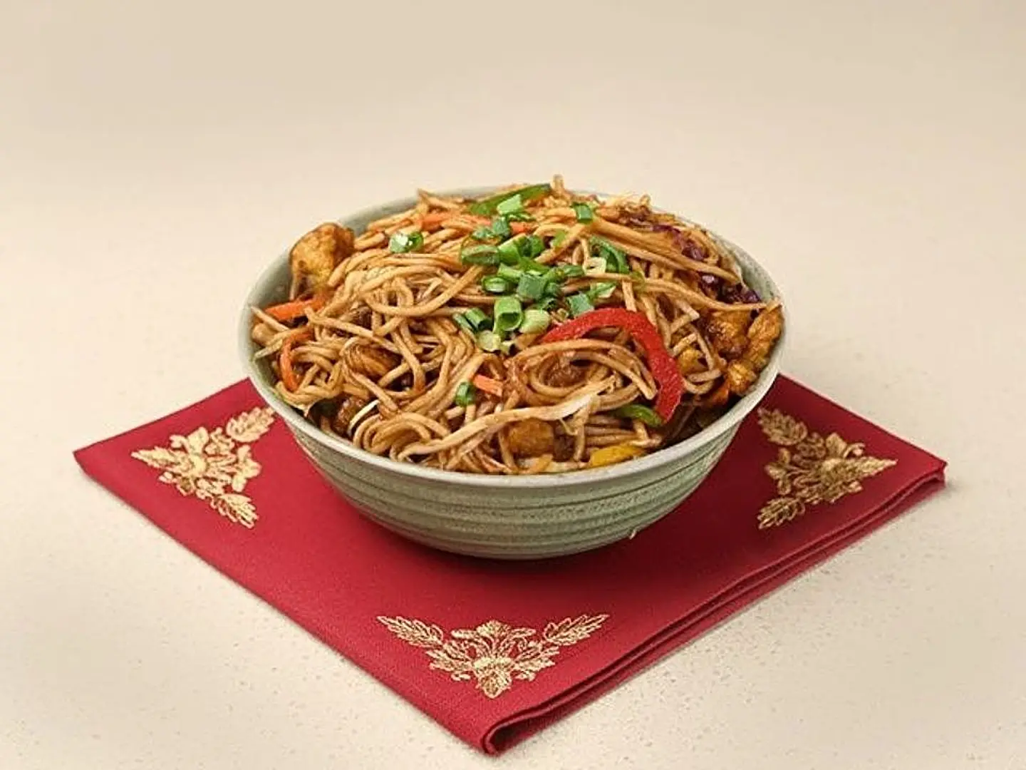 نودلز هاكا بالخضروات والروبيان والسمك