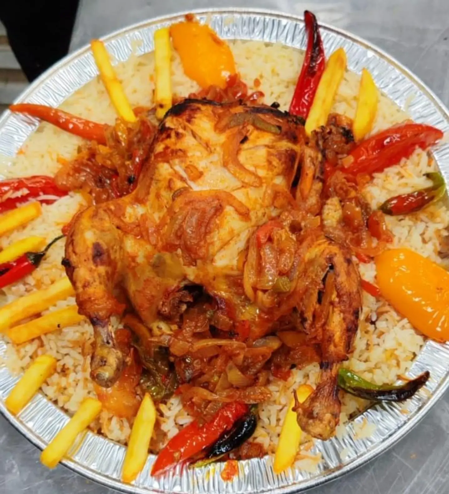 صينية بحبوح وسط دجاجة بالرز