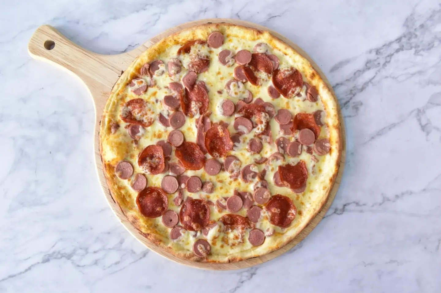 بيتزا بيبروني مع نقانق