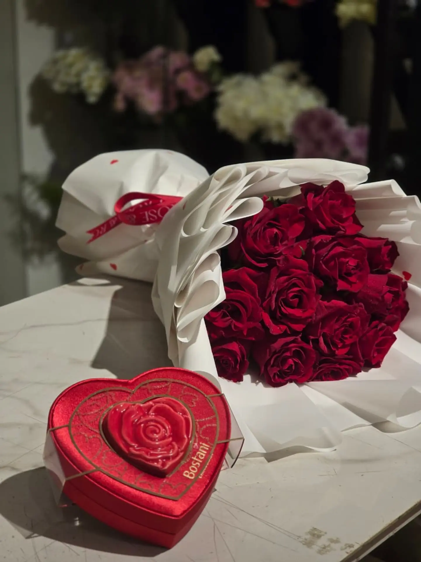 بوكيه جوري مع شوكلت بستاني قلب احمر