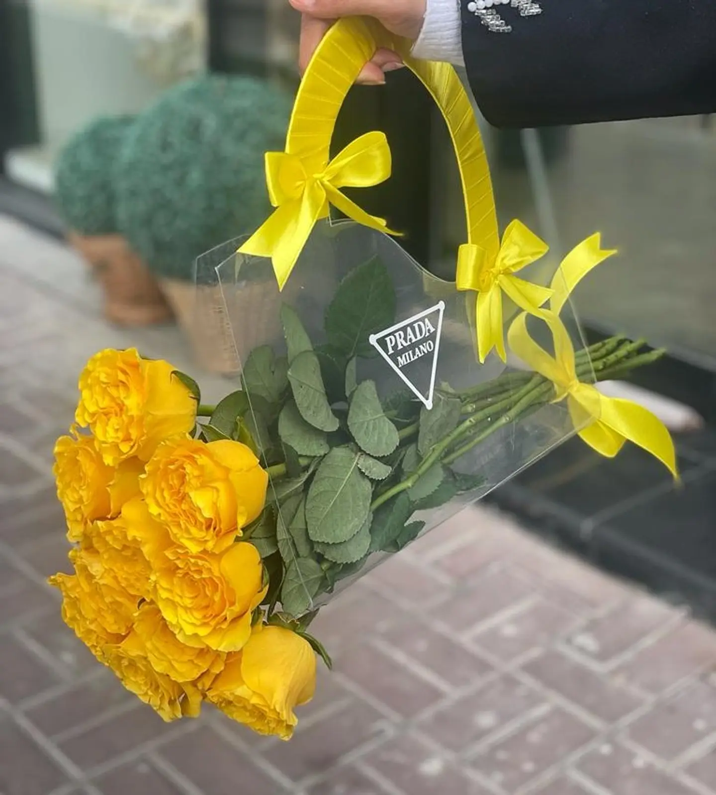 حامل ورد اصفر