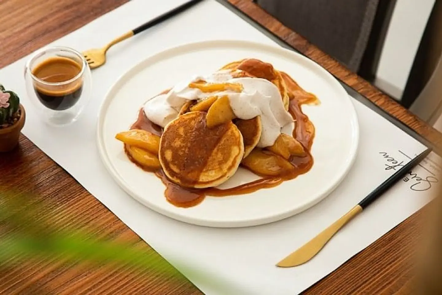 فلافي بانكيك مع التفاح المكرمل