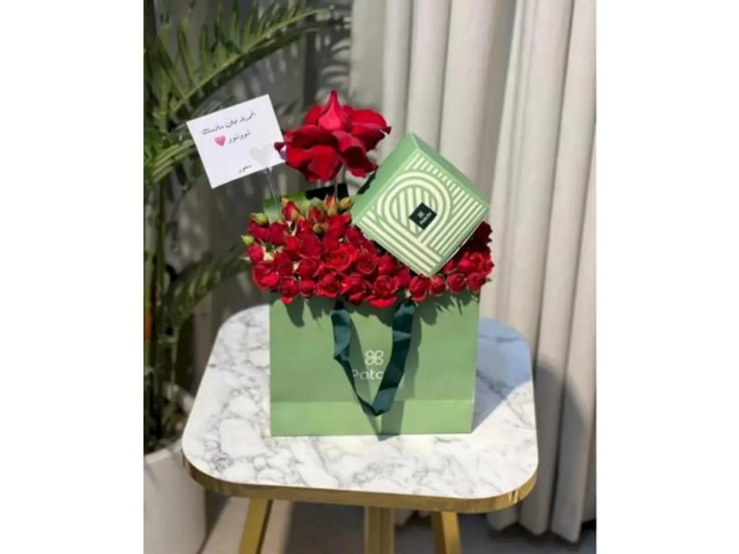 شوكولا باتشي مع ورد بيبي رووز احمر