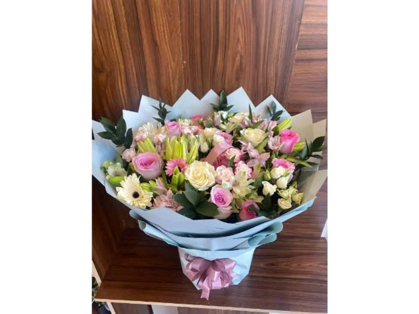 باقه وردي مع ابيض كبيره