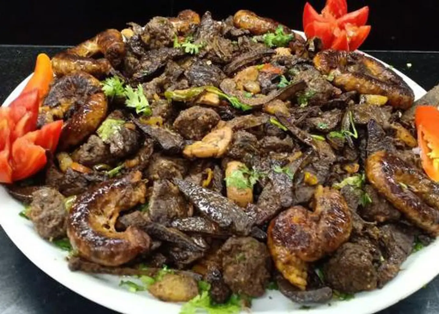 سمين مشكل مع سلطة وطحينة وخبز