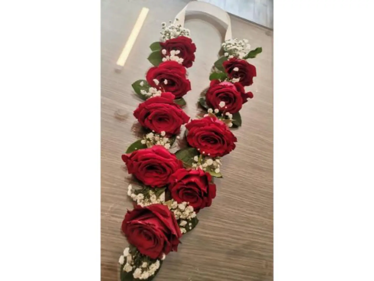 عقد ورد احمر