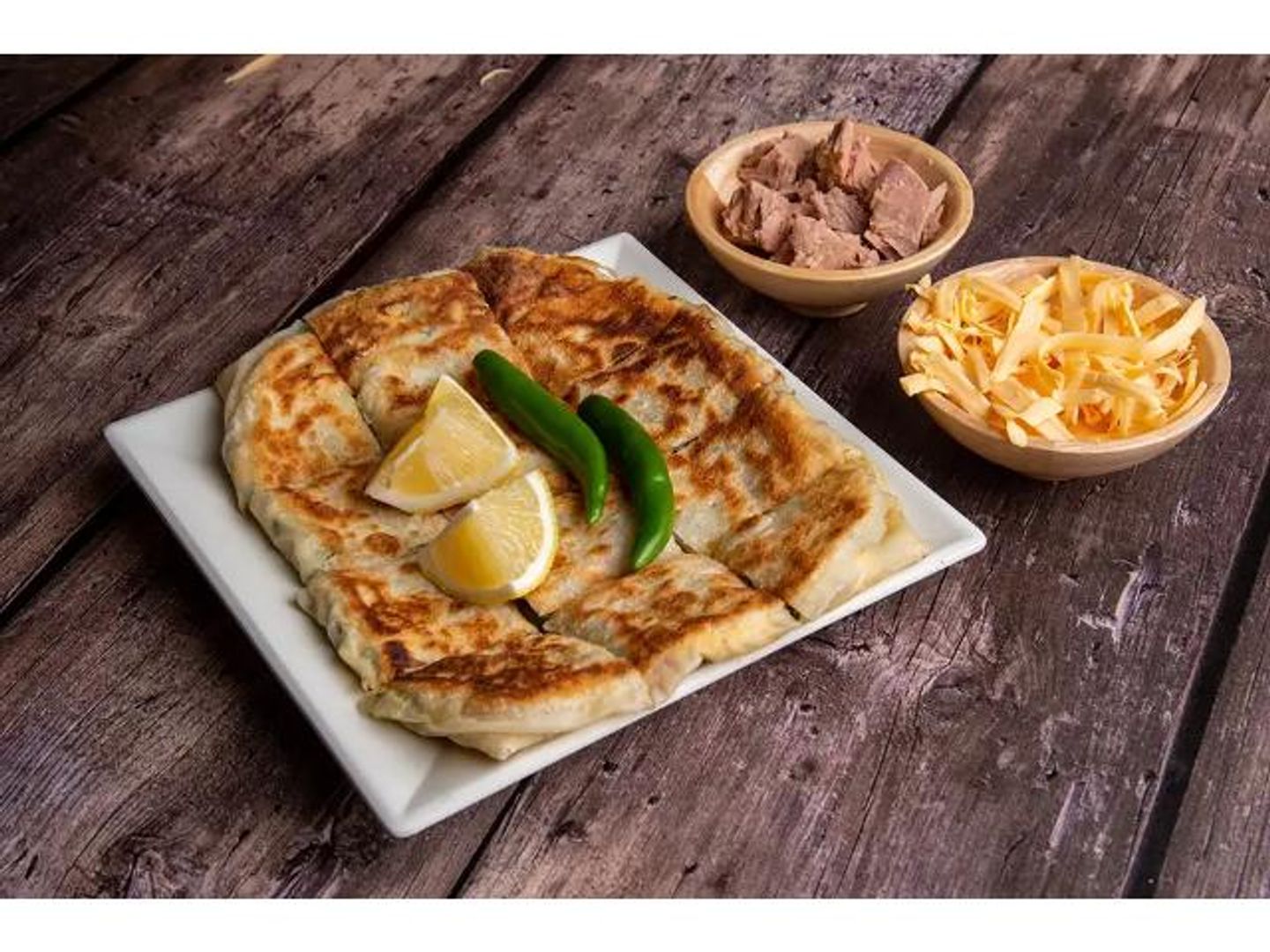 مطبق مالح تونة وجبنة شيدر