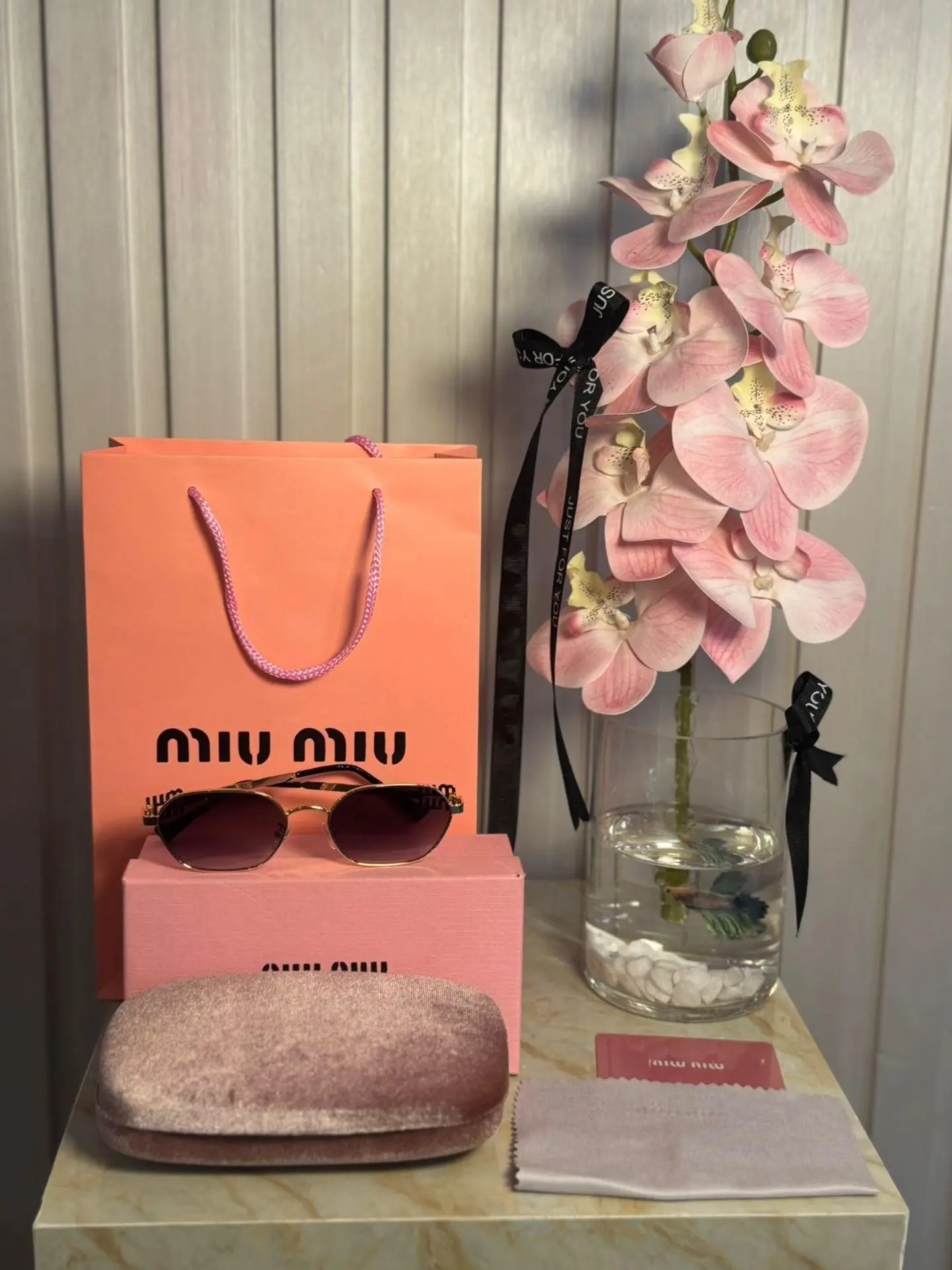 Fish Vase With Brand Glasses