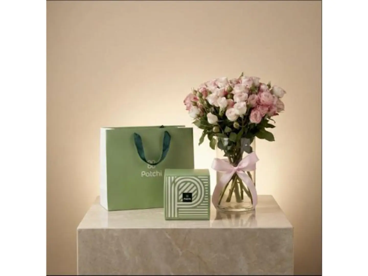 بوكس شوكلت باتشي مع فازة البيبي روز