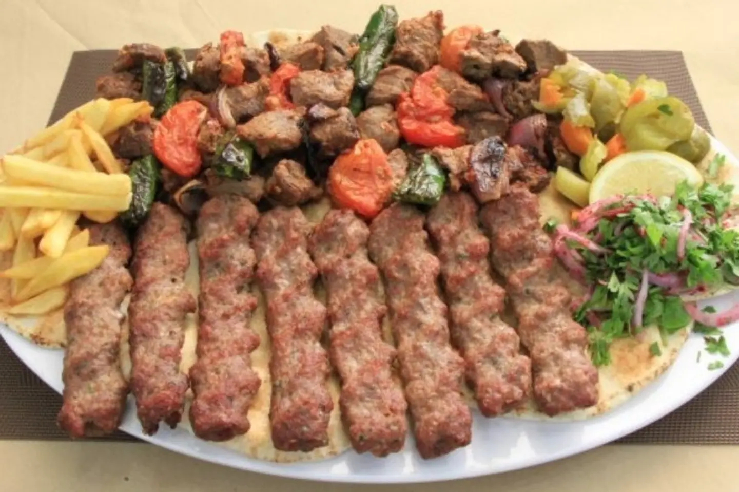 صحن لحم مشكل