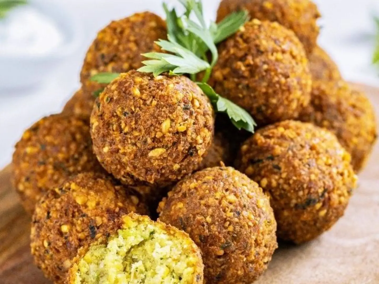 ساندويش فلافل مع البيض المقلي