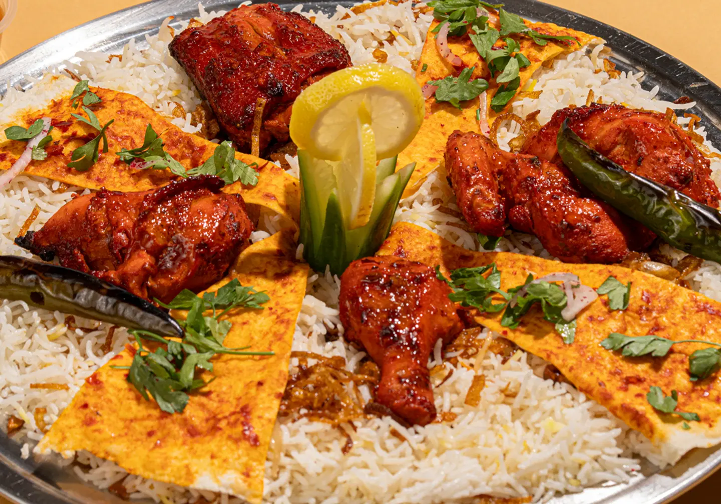 دجاج تندوري مع الرز - نصف دجاج تندوري مع الرز إختيار الرز ( بخاري ) أو ( بشاور )