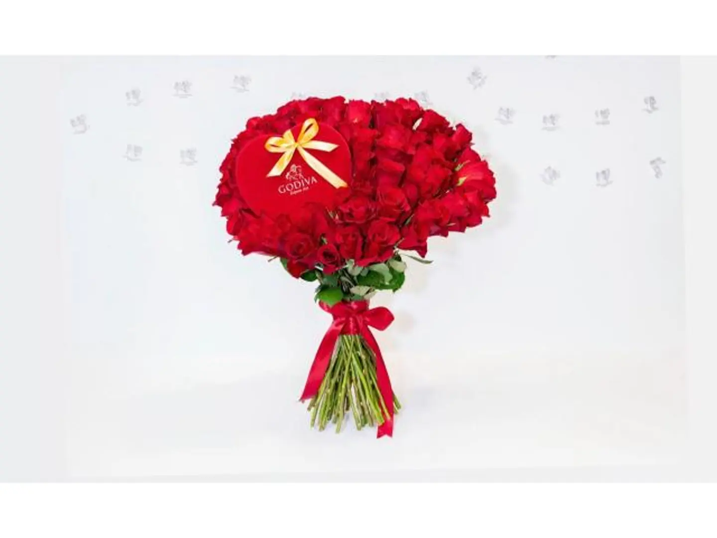 شوكولاته قوديفا وسط بوكيه قلب احمر كبير