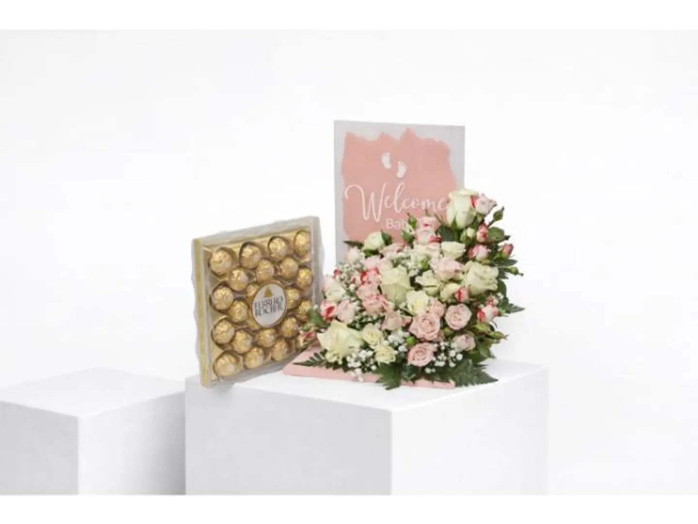 استاند مولودة مع زهور الببيبي روز