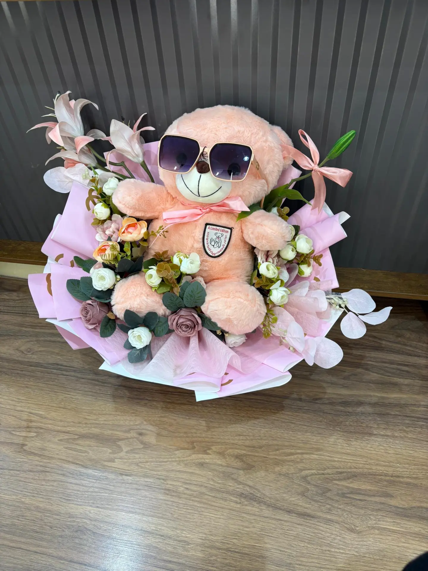 باقه ورد مع الدب والنظاره