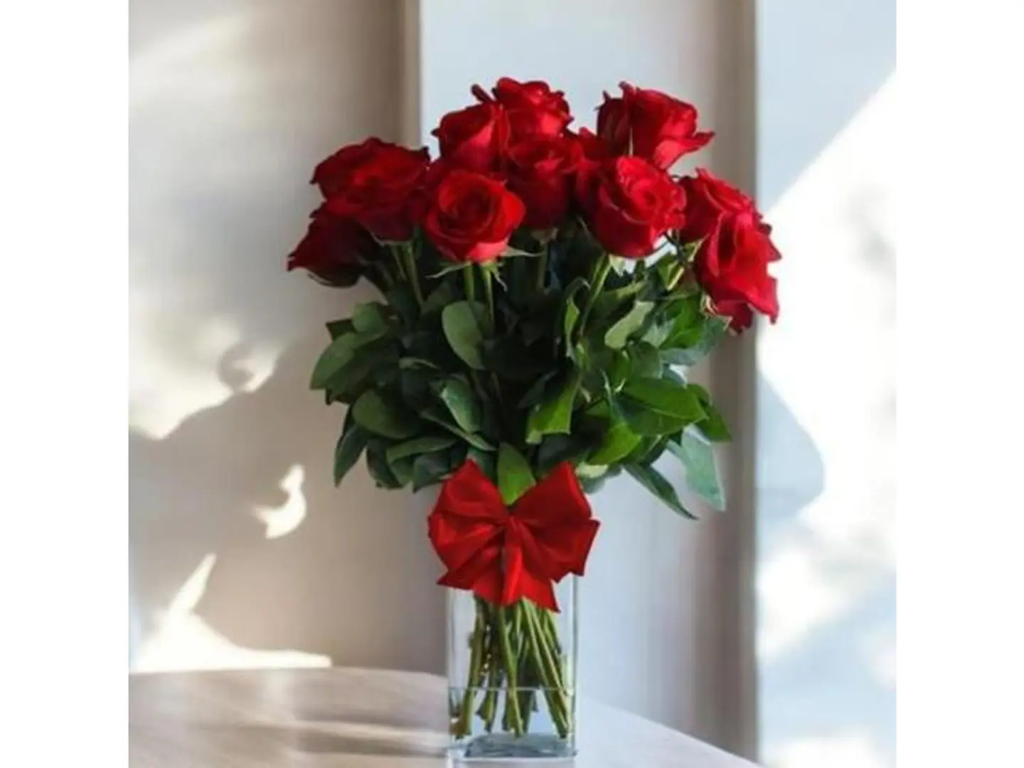 Vase 18 Red Fresh Flowers