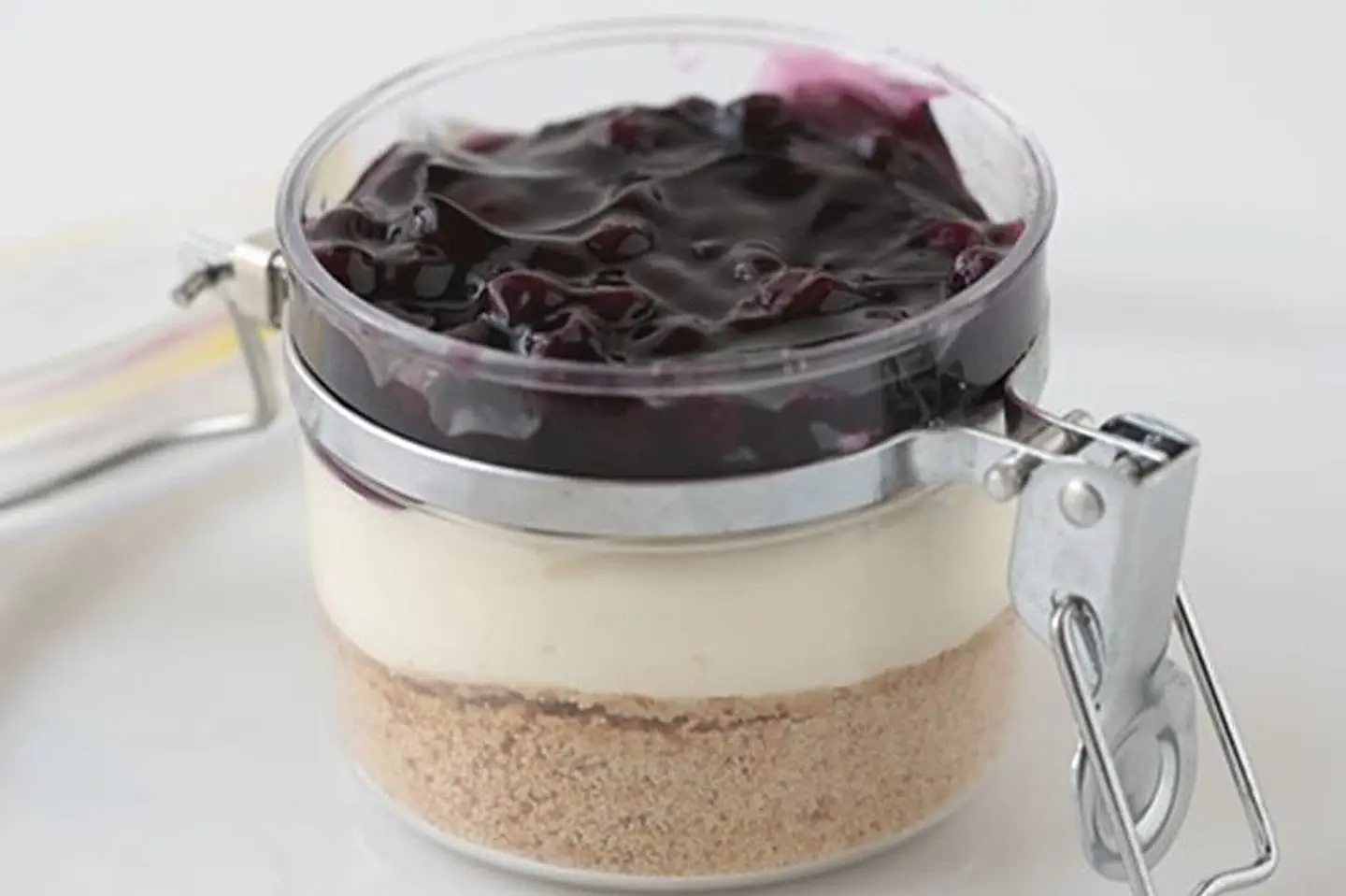 جرة شيز كيك التوت البري