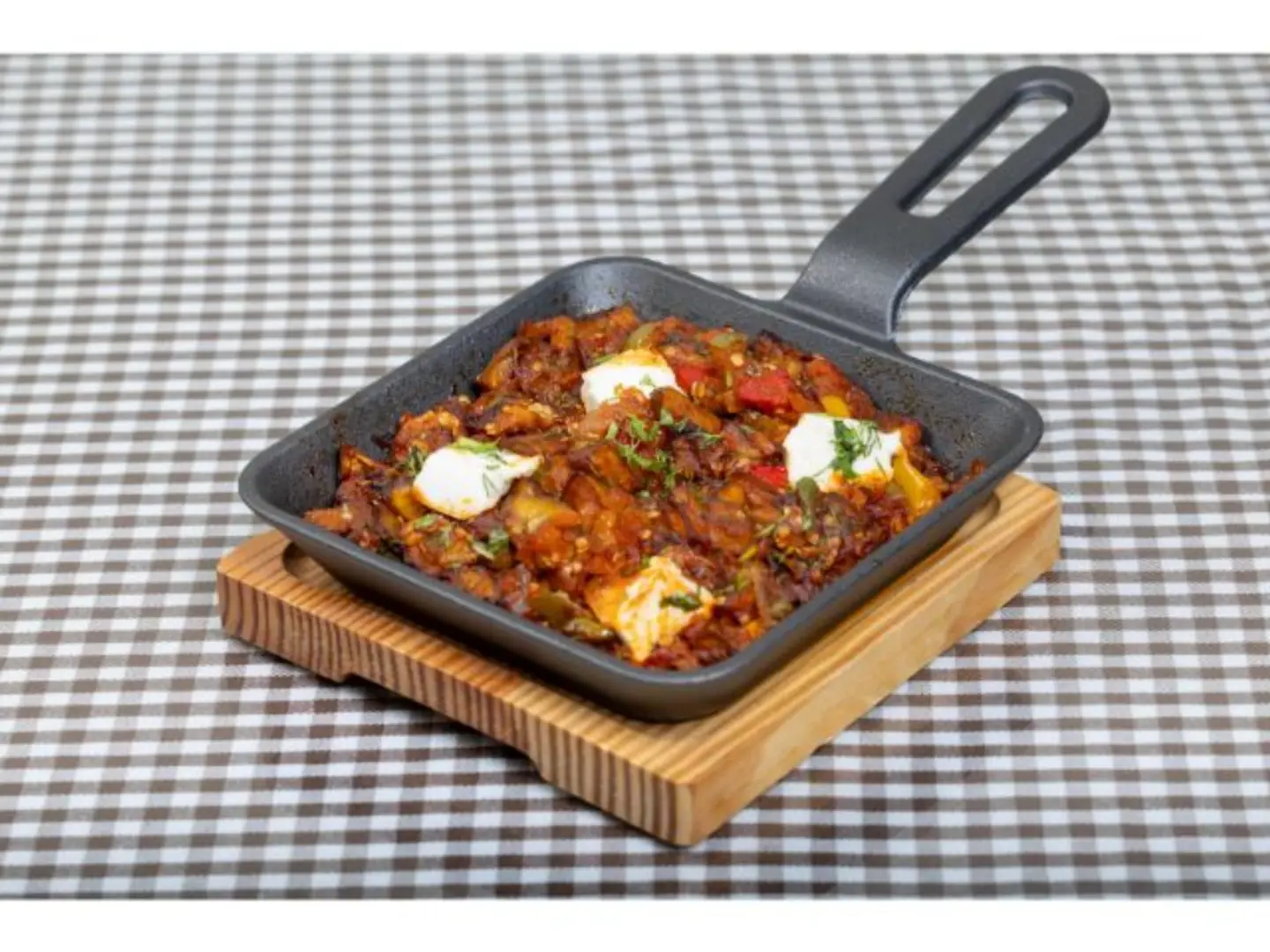 حمسة باذنجان مع فيتا