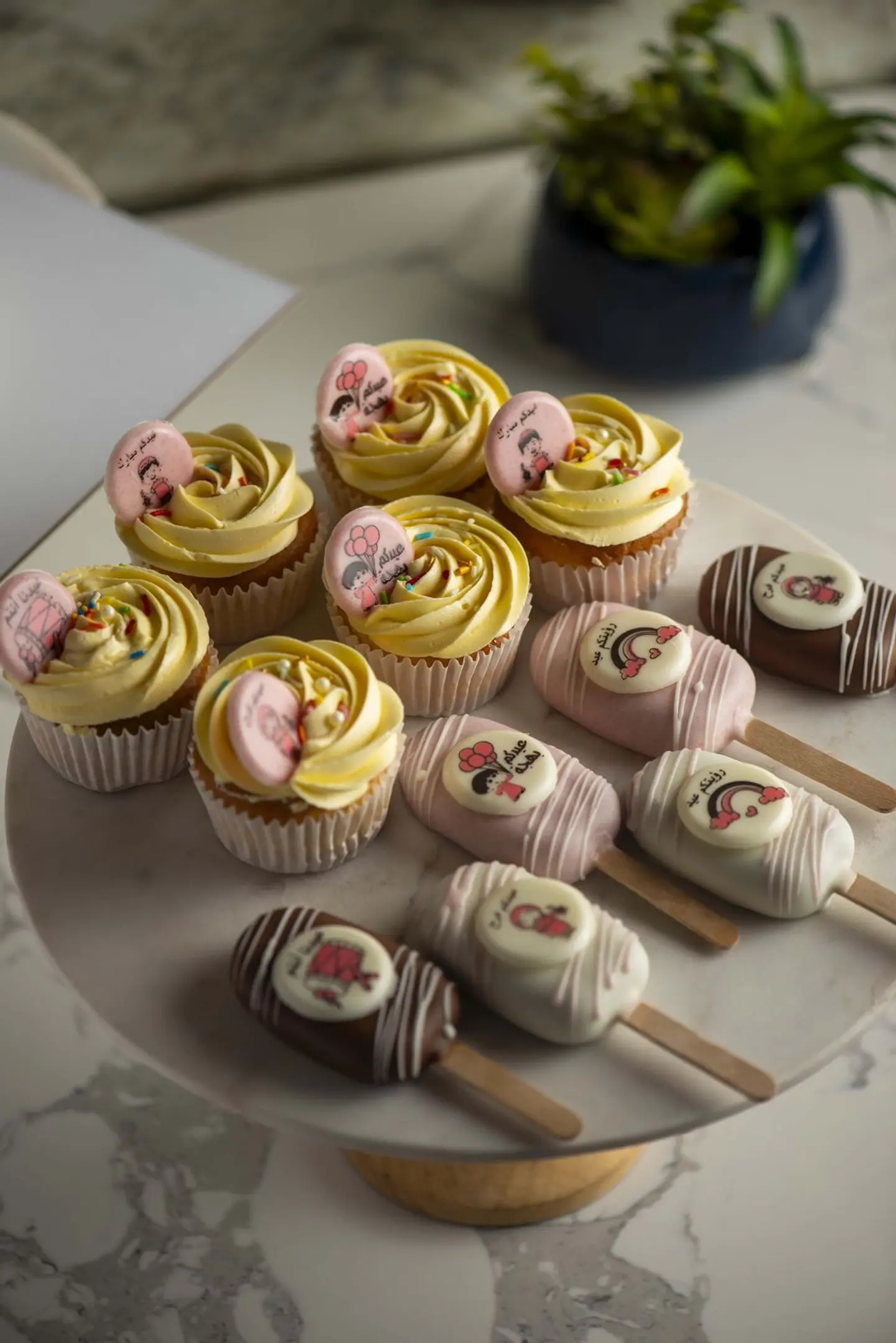 ٦كب كيك مع 6 كيك بوبز العيد